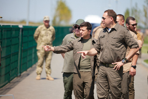 Зеленский разрешил забирать у украинцев землю и дома рядом с границей