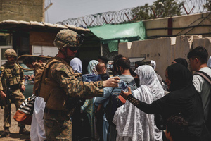 Солдаты США стреляли для сдерживания толпы в аэропорту Кабула, заявили в Пентагоне