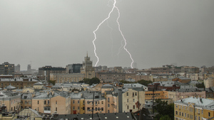Летающие крыши и полная темнота: Разрушительный шторм в Москве глазами очевидцев