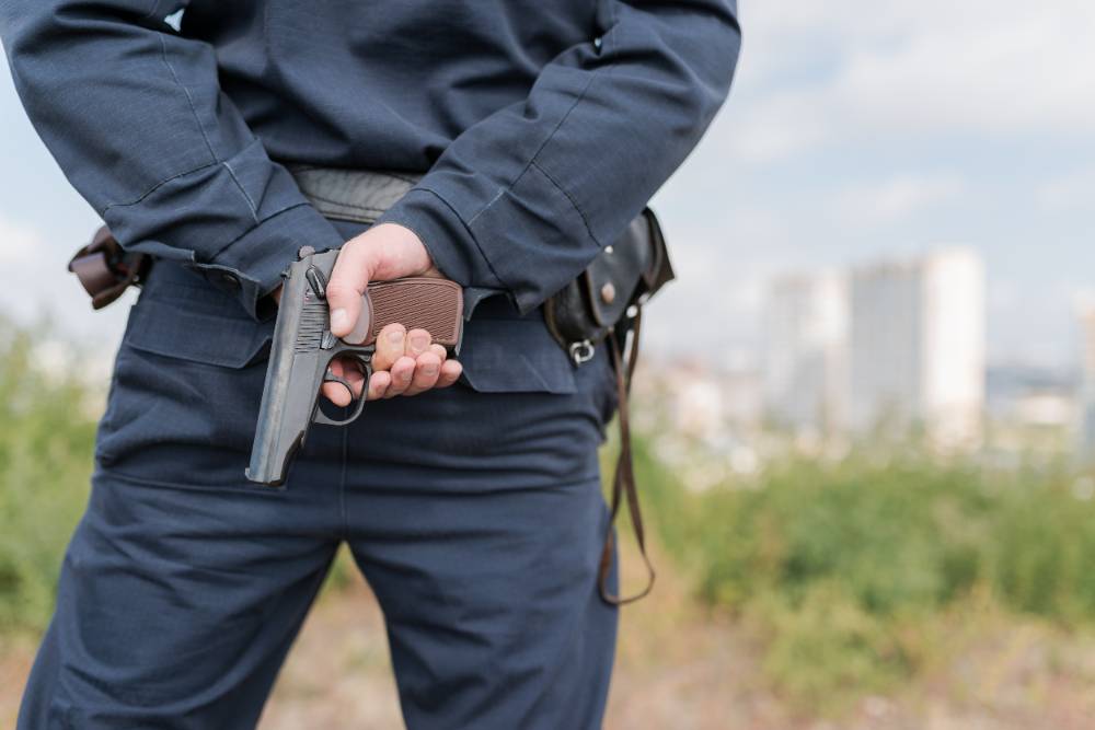 На Ставрополье полицейский потерял табельный пистолет в деревенском туалете
