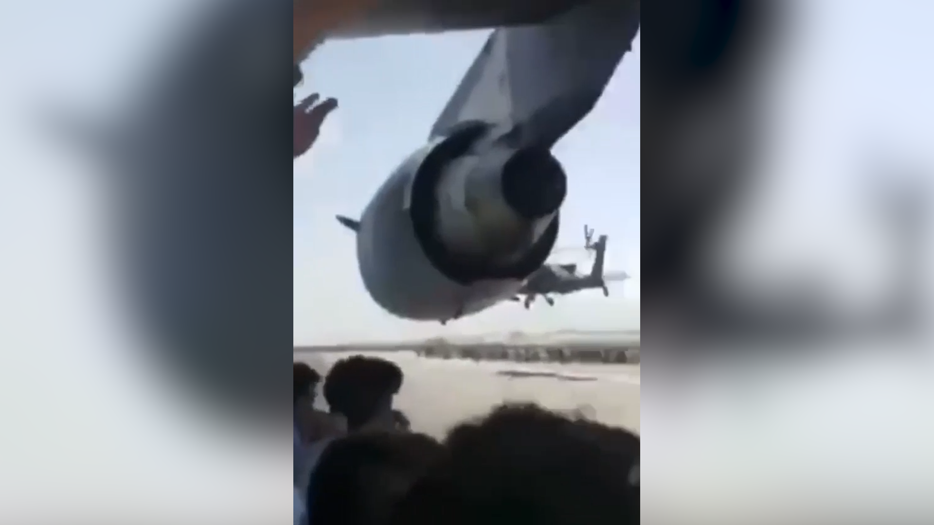 Люди падают с самолета. Афганцы на шасси самолета. Афганистан самолет люди. Зацепился за самолет.