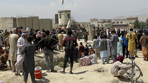 Не менее 17 человек пострадали в результате давки в аэропорту Кабула
