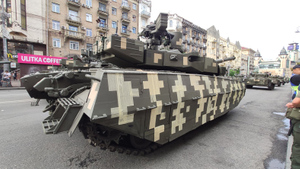 В Киеве заметили новый украинский танк с камуфляжем из малярного скотча