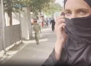 Боевик "Талибана" потребовал от журналистки закрыть лицо во время интервью