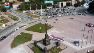 На Камчатке активисты развернули огромный триколор в преддверии Дня флага РФ