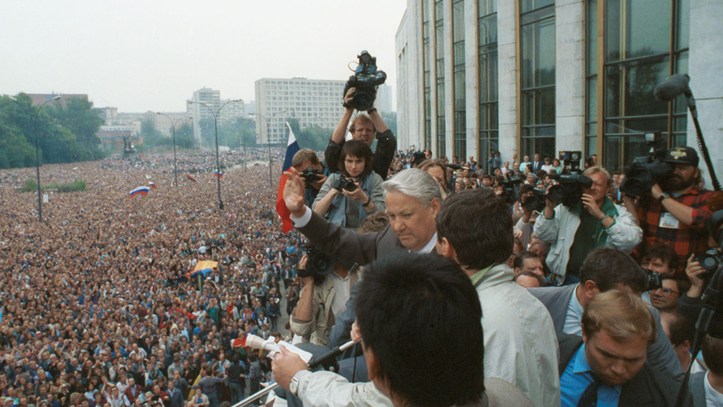 Выступление президента РСФСР Б.Н. Ельцина на митинге 20 августа. Фото ©  Фотохроника ТАСС / Александр Чумичев и Валерий Христофоров