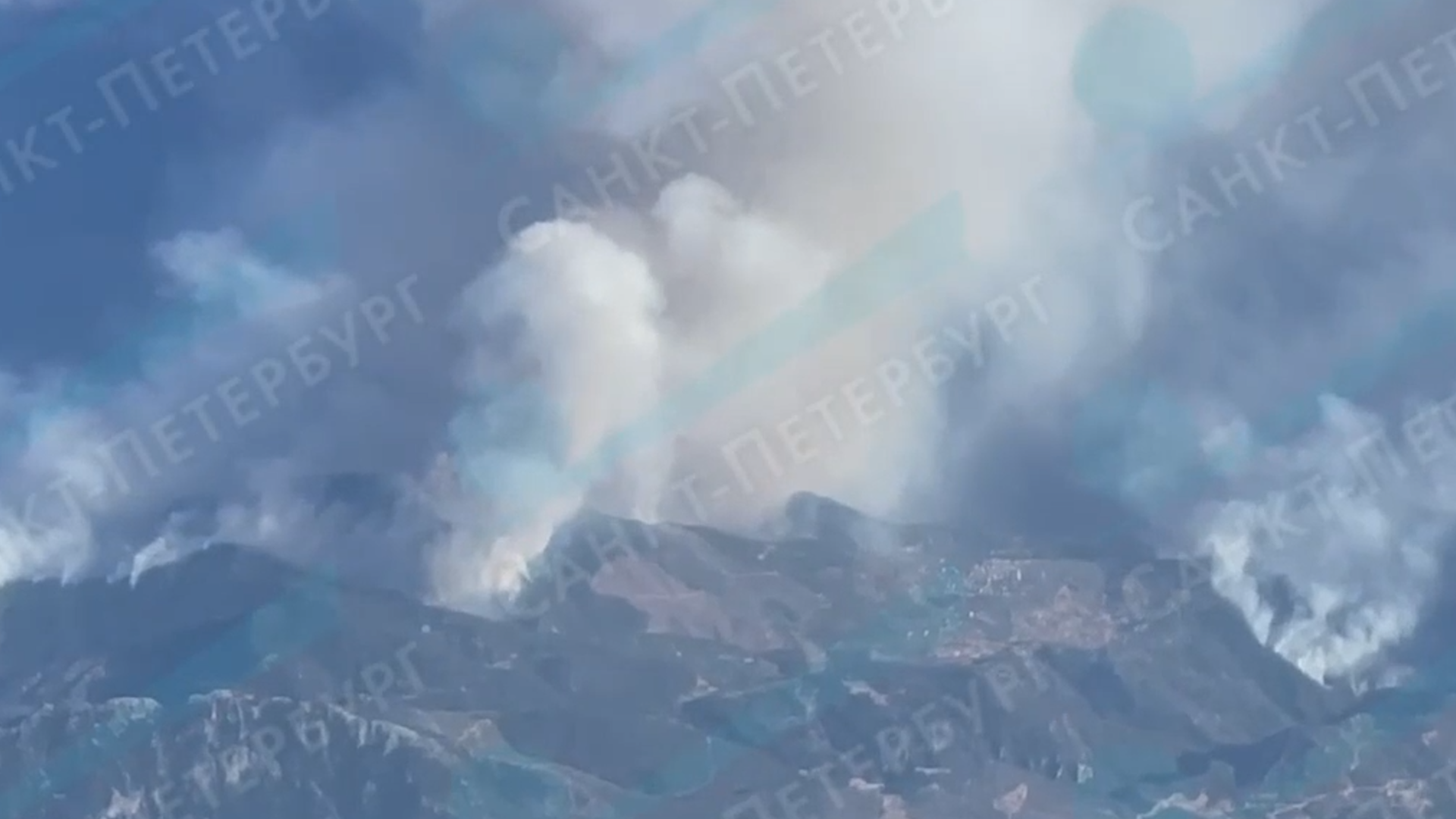 Туристы из Петербурга сняли лесной пожар в Турции через иллюминатор самолёта