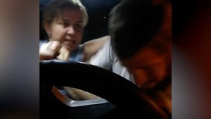 "Я его сейчас уничтожу!": В Энгельсе пассажирка избила слабослышащего таксиста