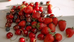 Россиянам назвали опасные садовые ягоды