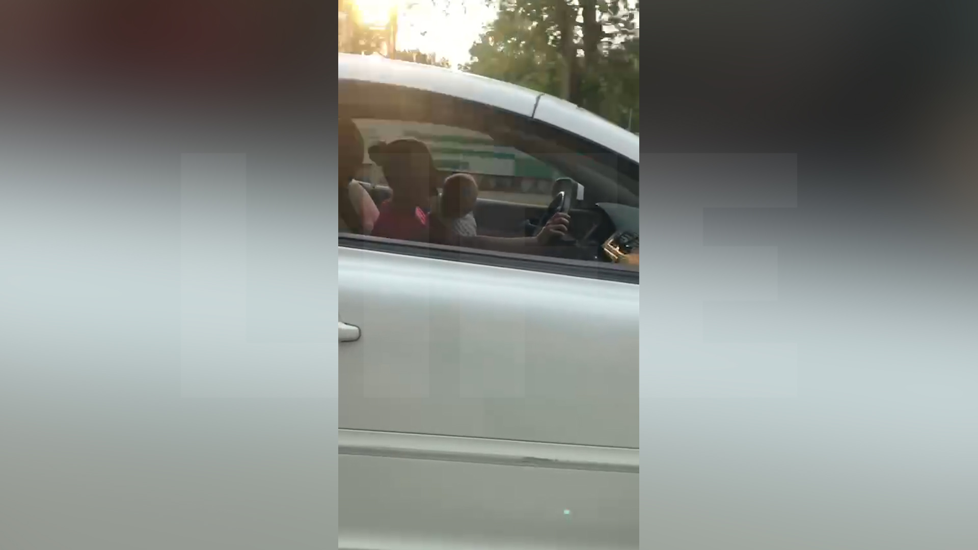Москвичка прокатилась по столице, сидя с младенцем за рулём