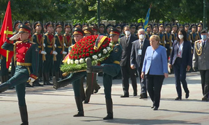 Меркель прибыла в Москву и возложила венок к Могиле Неизвестного Солдата
