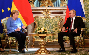 Эксперт по этикету расшифровала цвета костюмов Путина и Меркель на встрече в Москве