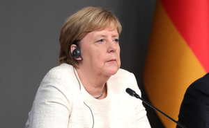 Преемник Меркель Шольц подарил ей на прощание куст с символическим названием