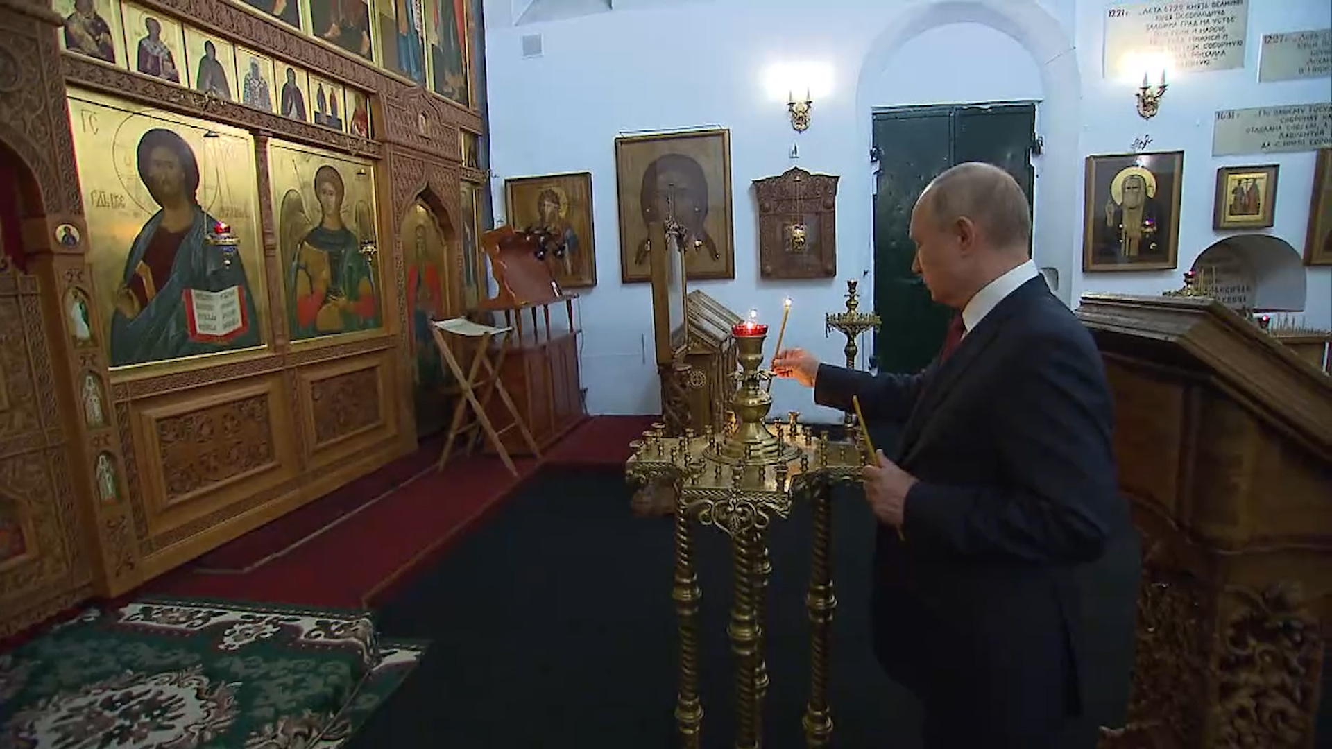 Путин поставил свечку в древнейшем каменном храме Нижнего Новгорода
