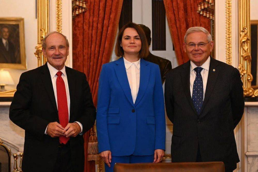 Фото © Светлана Тихановская с сенаторами Робертом Менендесом и Джимом Ришем