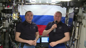 "Триколор олицетворяет собой могущество России": Космонавты с МКС поздравили граждан с Днём флага РФ