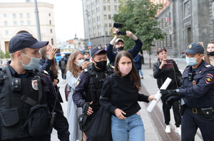 Семь человек задержаны на пикете в поддержку телеканала "Дождь" в Москве