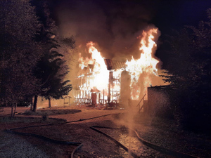 Три человека погибли в сгоревшем дотла гостевом доме под Псковом
