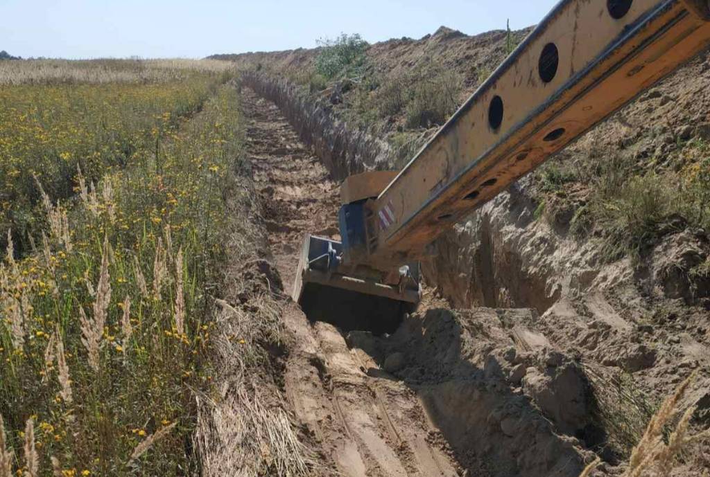Украинские пограничники начали копать противотанковые рвы на границе с РФ