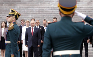 Путин принял участие в церемонии поднятия флага на Поклонной горе