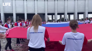 Гигантский триколор развернули на Поклонной горе в честь Дня флага России