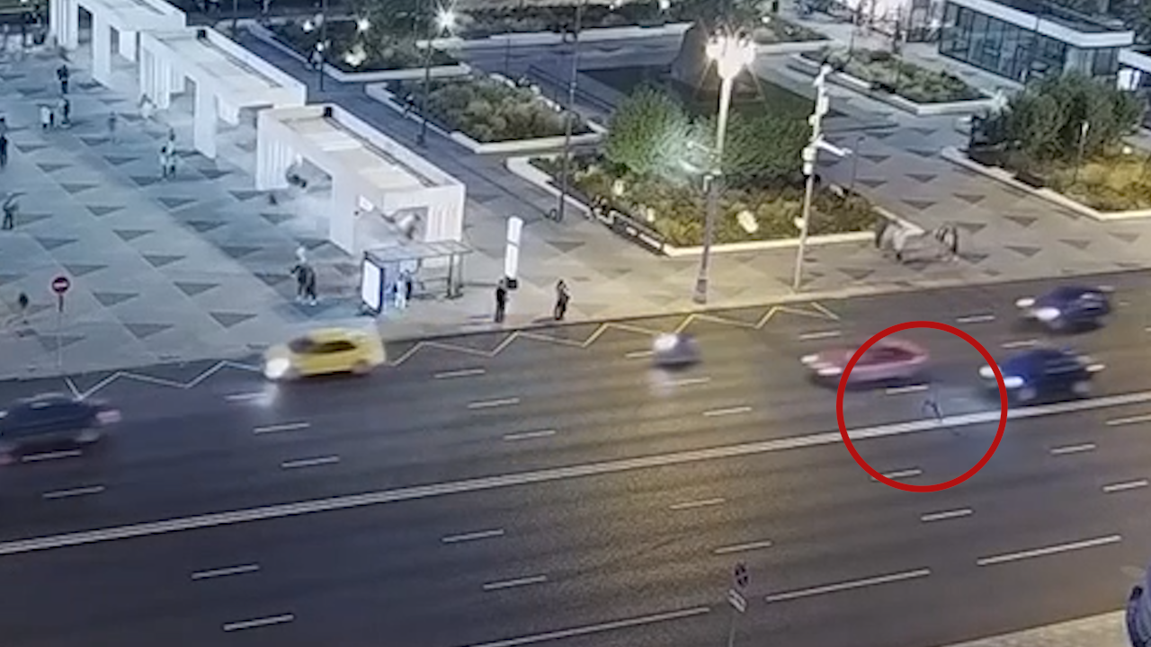 Видео 18+: Автомобиль насмерть сбил мужчину, перебегавшего дорогу в центре Москвы