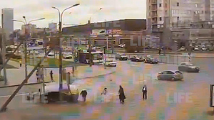 Разбросал толпу и вырвал светофор: В Петербурге минивэн снёс женщину с ребёнком и велосипедиста