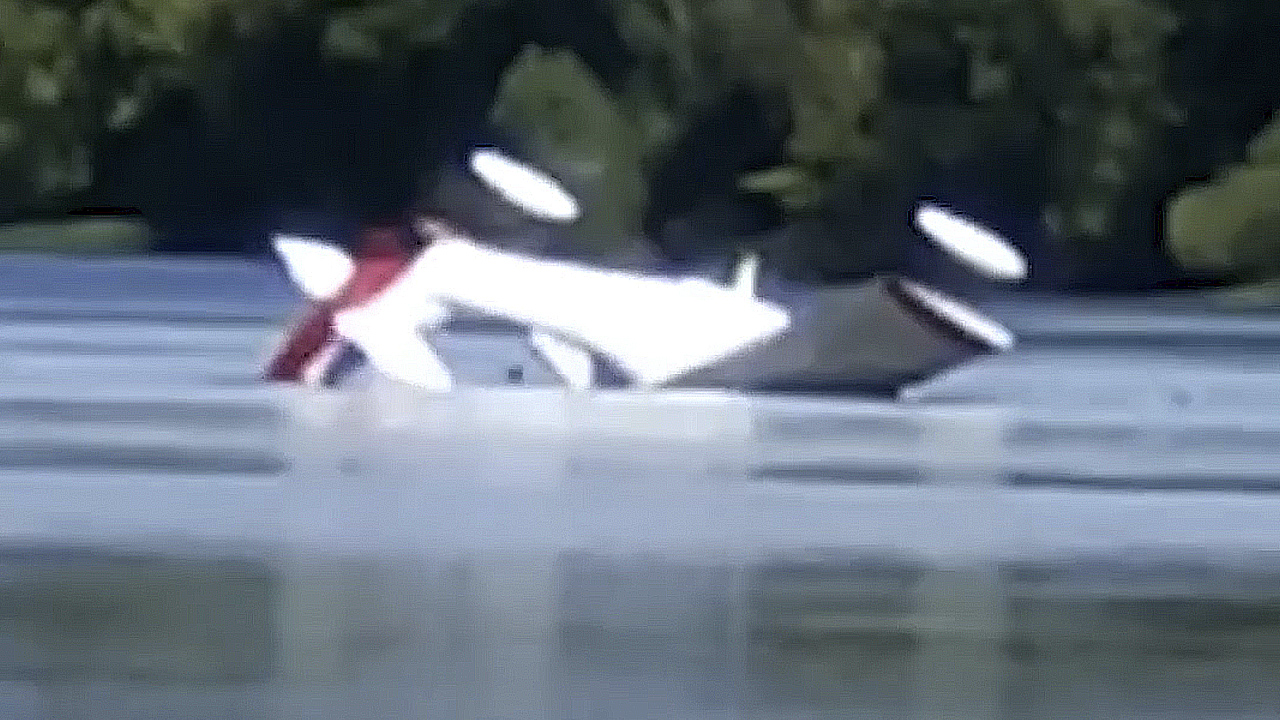 Самолет падает в воду. Самолет амфибия приводнение. Легкомоторный самолет амфибия. Упал легкомоторный самолёт на речку. Легкомоторный самолет упал в реку.