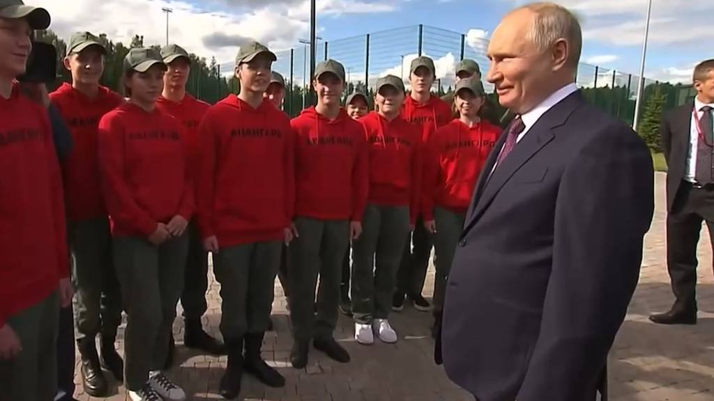 Путин встретился с курсантами центра военно-патриотического воспитания Авангард