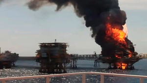 При взрыве и пожаре на нефтедобывающей платформе в Мексике пострадало пять человек