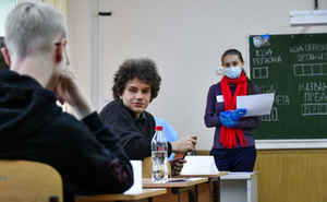Собянин предложил отменить обязательное ношение масок для учителей на уроках
