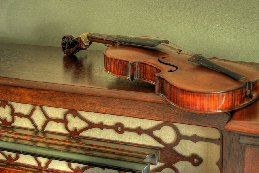<p>Фото © <a href="https://commons.wikimedia.org/wiki/File:Stradivarius_copy_from_the_17th_century_-_Old_Violin_for_Rhi~_(HDR).jpg" target="_blank" rel="noopener noreferrer">Wikimedia</a></p>
