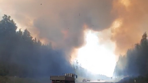 Огонь подошёл вплотную к дороге: Федеральную трассу Пермь — Екатеринбург перекрыли из-за лесного пожара