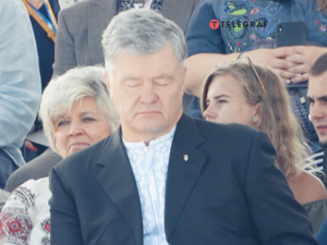 Экс-президент Украины Порошенко уснул во время парада в День независимости