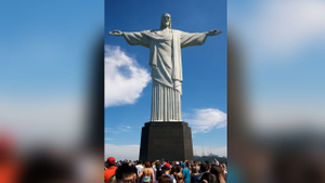 Два француза забрались на статую Христа-Искупителя в Рио-де-Жанейро