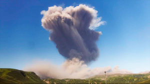 "Будто снаряд бахнул": На Курилах вулкан Эбеко выбросил огромный столб пепла