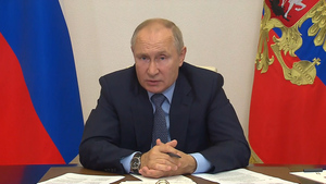 Путин пообещал совершенствовать систему оплаты труда учителей