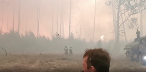 Вручную расчищали путь при нулевой видимости: В Мордовском заповеднике пожарные вырвались из огненного кольца в лесу