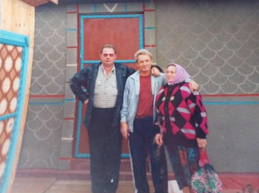 Иван Васильевич с родителями. Фото © E1.RU