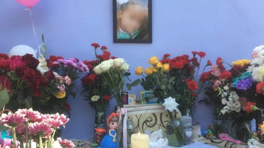 Стихийный мемориал у дома погибшей девочки. Фото © 72.ru / Мария Токмакова