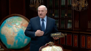 "Особый день": Лукашенко подарили первый белорусский коньяк