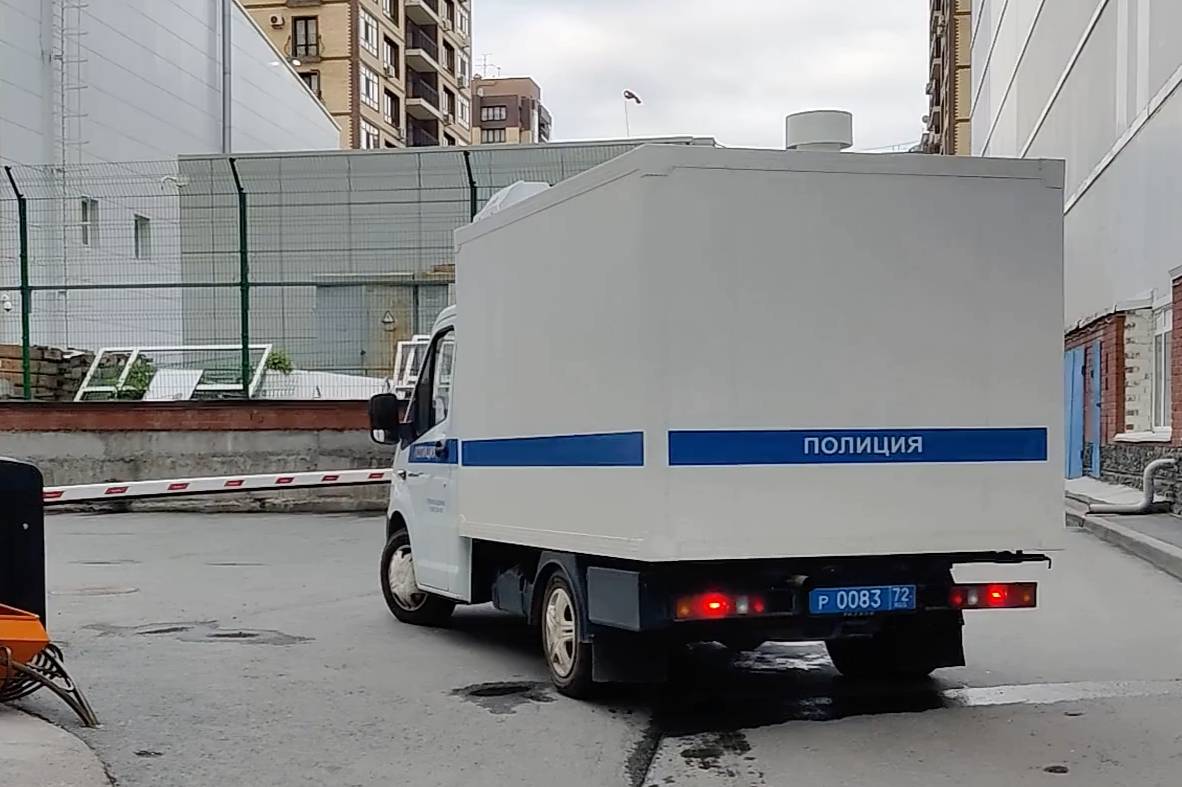 Убийцу 8-летней девочки в Тюмени привезли в суд