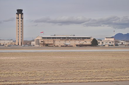 Здания на авиабазе Киртланд, включая диспетчерскую вышку. Фото © gaz.wiki