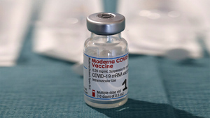 Два человека умерли в Японии после прививки вакциной Moderna из "грязной" партии