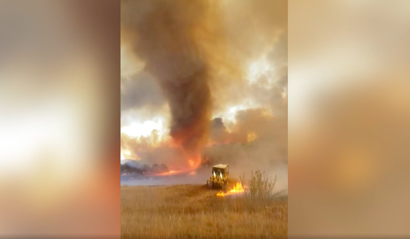 Внушающий ужас огненный торнадо сняли на видео в Калифорнии