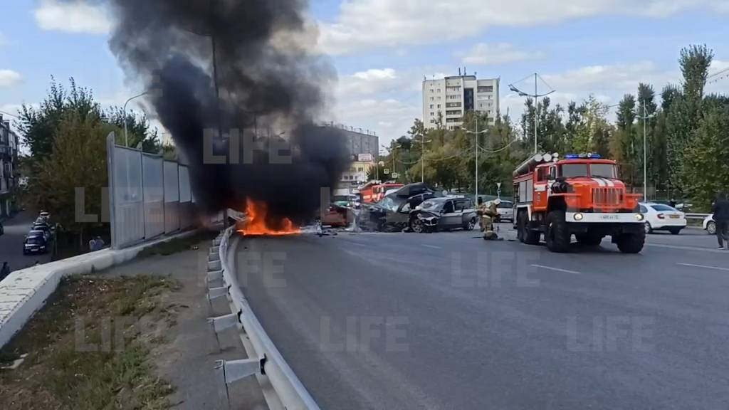Шесть человек пострадали в огненной аварии с пятью машинами на мосту в Тюмени