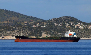Четыре нефтяных танкера у берегов ОАЭ заявили о потере контроля
