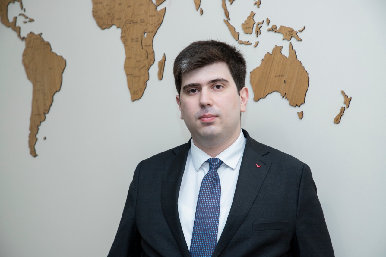 <p>Напугать нового президента и провести для этого показательную акцию — вот почему сейчас появляются такие утечки в западных СМИ. Но фактически британцы и их союзники ввязываются в очень опасную игру: атака на зарубежное государство, даже показательная, в наказание за предполагаемый инцидент, да ещё и недоказанный, может закончиться тем, что Иран будет отвечать со всей силы. Если всё будет развиваться именно так, то предсказать исход практически невозможно</p>