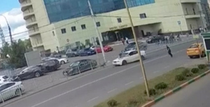 В Москве водитель BMW сбил двух перебегавших дорогу детей