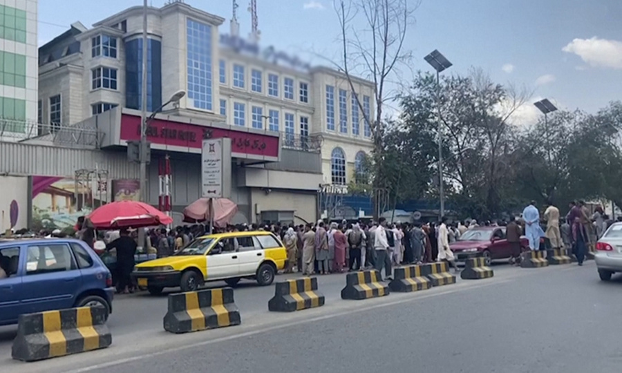 <p>Фото ©<a href="https://ariananews.af/massive-crowds-form-outside-banks-in-kabul-as-locals-rush-to-withdraw-cash/" target="_blank" rel="noopener noreferrer"> Ariana News</a></p>